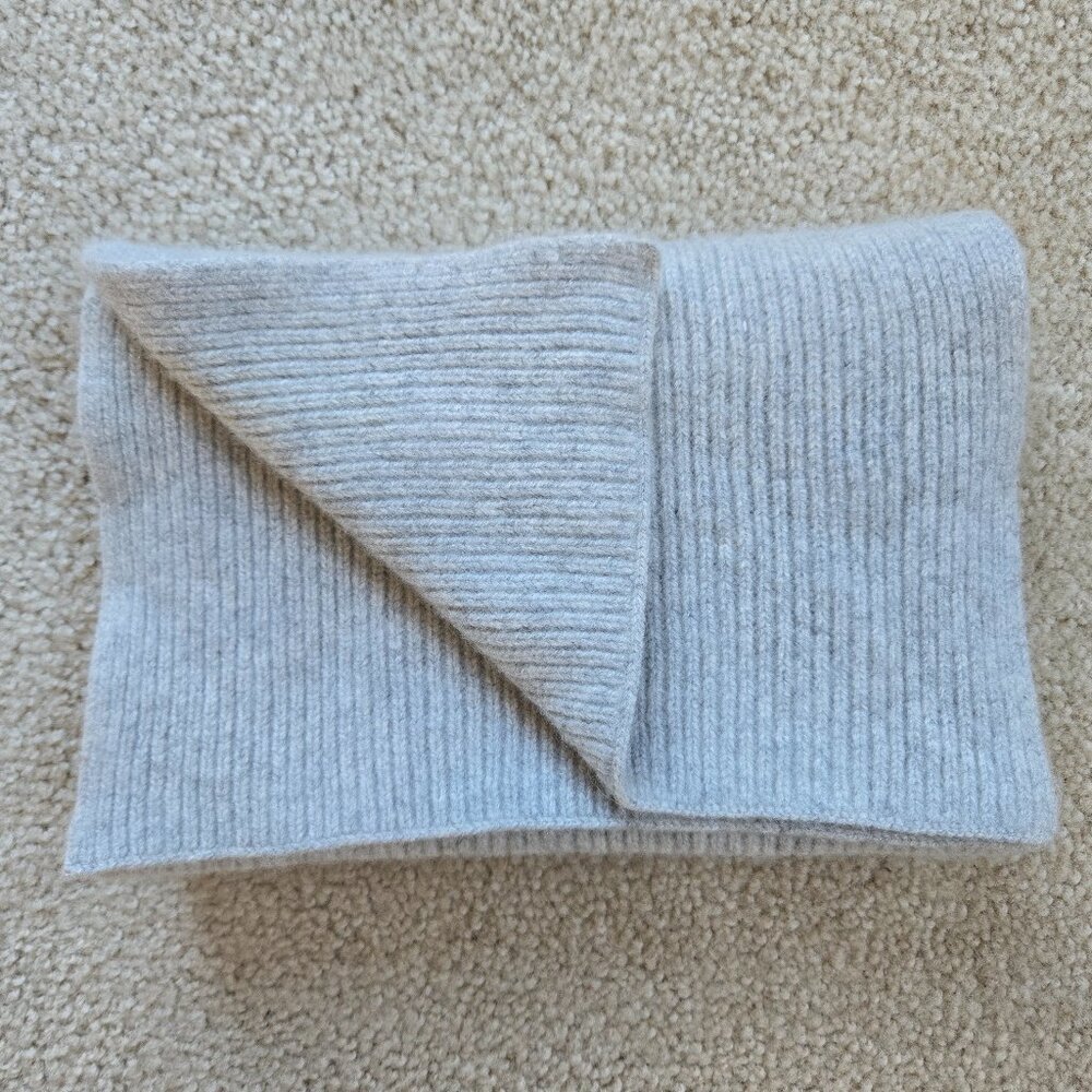 NWOT Ribbed Grey Cashmere Scarf